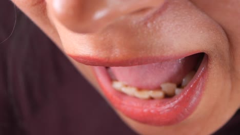primer plano de la boca y los labios de una mujer