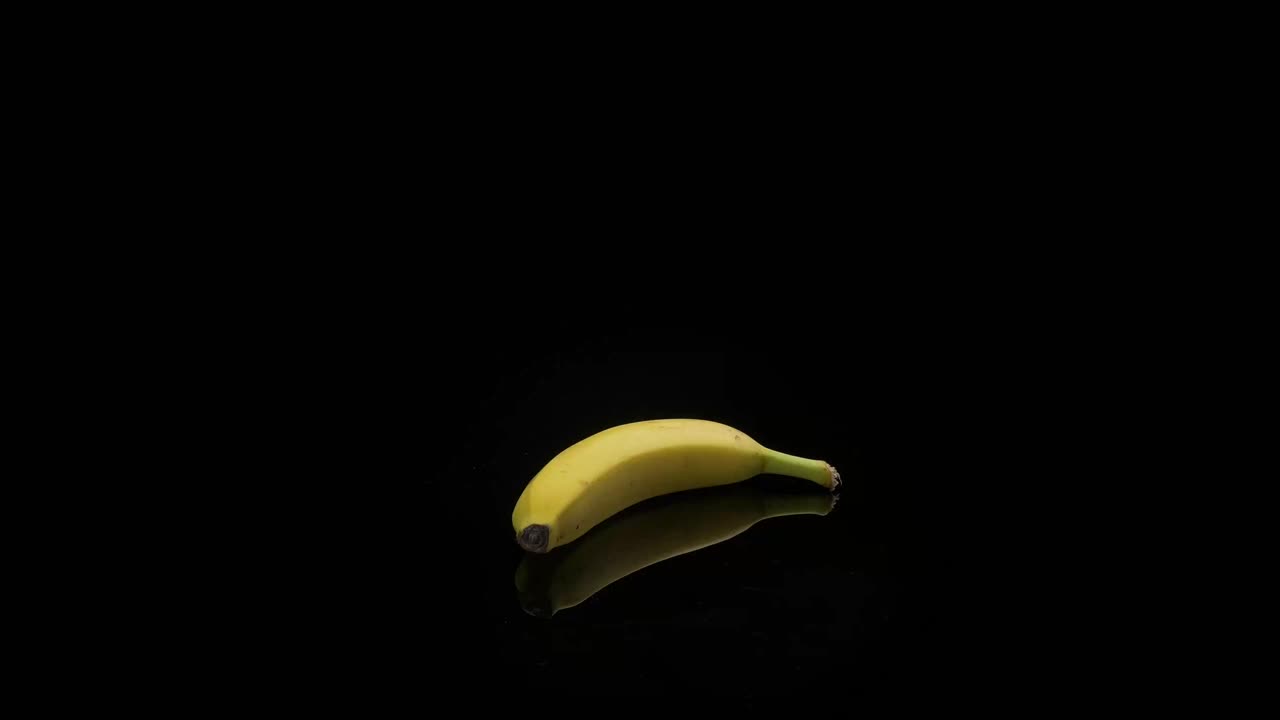 검정색 배경과 지하에 있는 바나나에서 축소