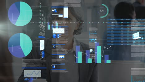 animación del procesamiento de datos financieros sobre una mujer de negocios caucásica en el cargo