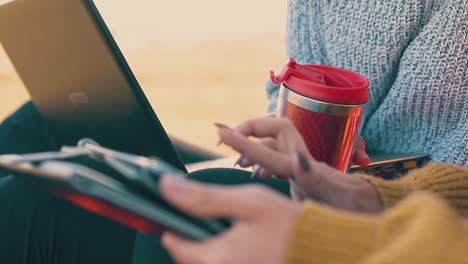 las mujeres usan tablets y computadoras portátiles en el campamento en cámara lenta.