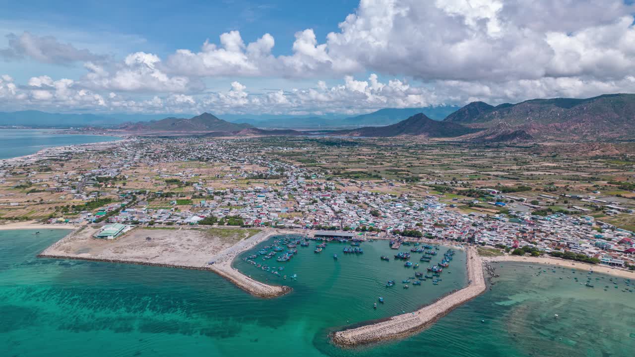 pueblo costero con puerto protegido por rompeolas y agua azul, vietnam