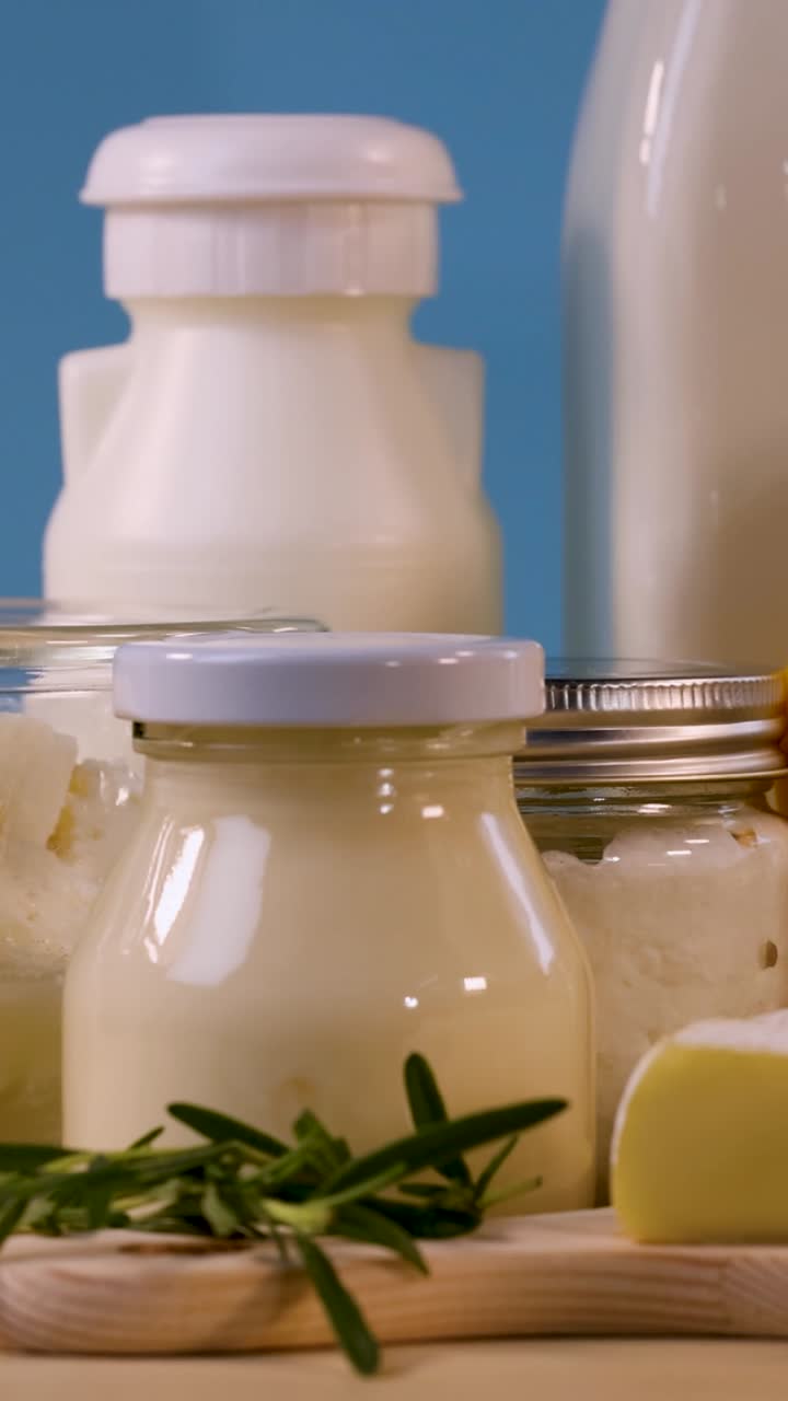 varios productos lácteos dispuestos en una mesa