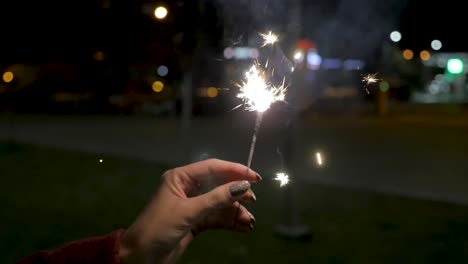 una chispa en la mano por la noche