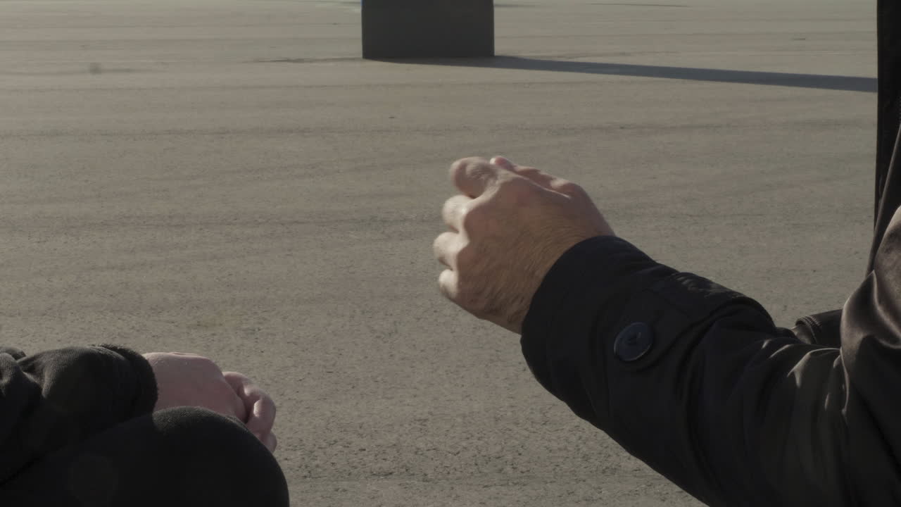 손을 흔들고 손을 가리키는 제스처