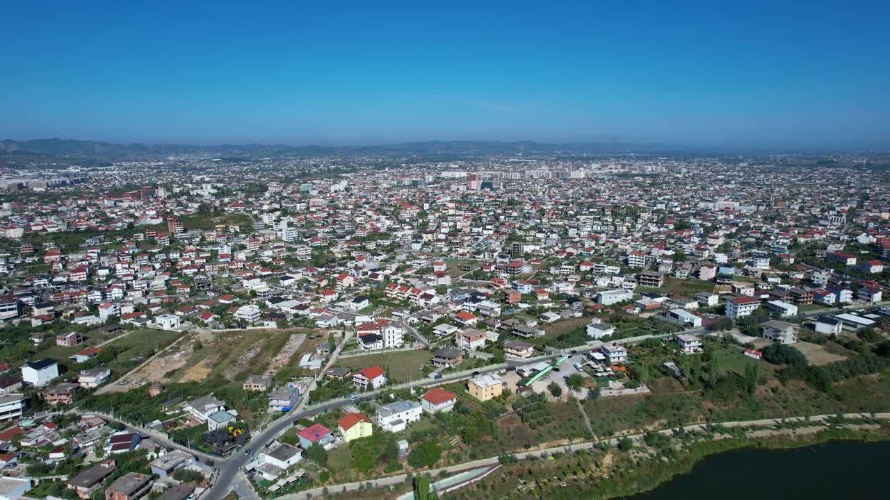 Area suburbana di Tirana vista dall'alto, case private, pianificazione urbana, immobili, nuovi edifici residenziali