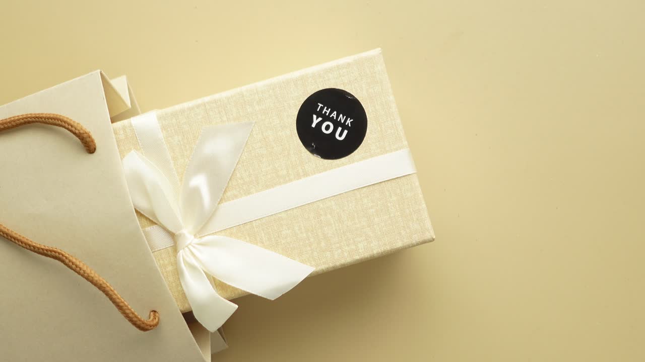 감사합니다. 갈색 가방으로 포장된 선물입니다.