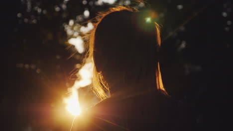 Silhouette-Eines-Mädchens,-Das-Den-Sonnenuntergang-Im-Park-Betrachtet,-Die-Sonne-Beleuchtet-Wunderschön-Ihr-Blondes-Haar