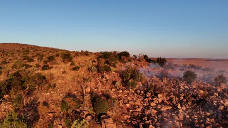 Mitglieder-Einer-örtlichen-Gemeinde-In-Afrika-Helfen-Bei-Der-Bekämpfung-Eines-Waldbrandes-Auf-Dem-Land-Und-Auf-Den-Feldern-Eines-Ländlichen-Dorfes-–-Aufgenommen-Per-Drohne