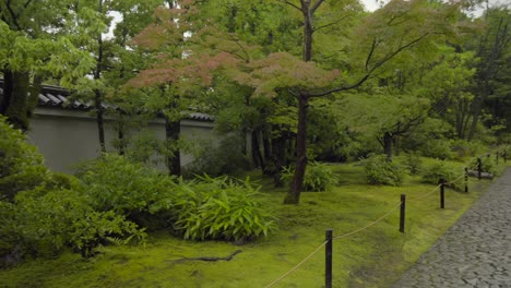 Kokoen-Japanischer-Traditioneller-Garten,-Eingang-Zum-Kassui-Ken-Restaurant-Und-Lords-Residence-Steinweg,-Schwenkaufnahme