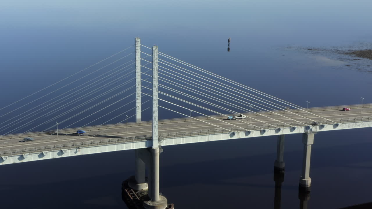 화창한 여름 아침에 인버네스에 있는 케삭 다리의 공중 전망