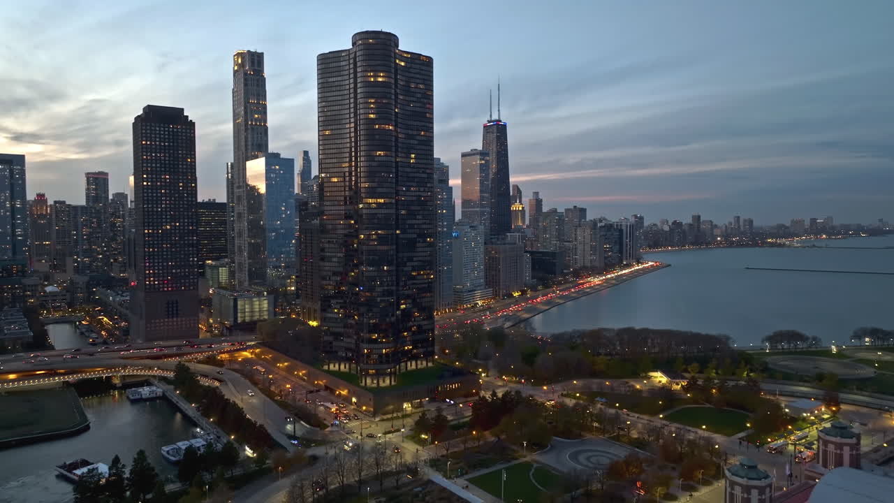 vista aérea sobre el parque polk bros, hacia el tráfico frente a streeterville, al anochecer de otoño en chicago