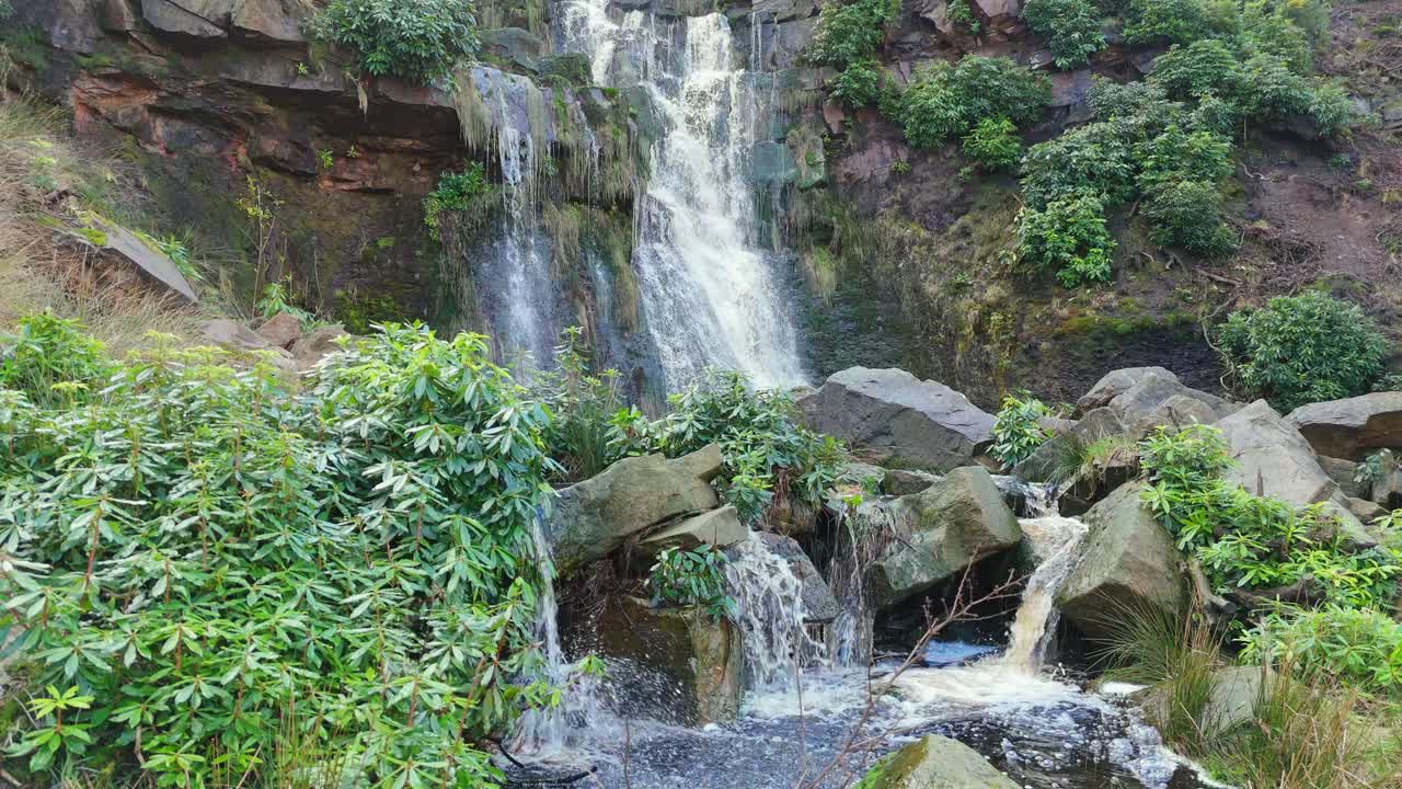 Rekaman drone udara air terjun berbatu tinggi di Yorkshire Dales, Pennies