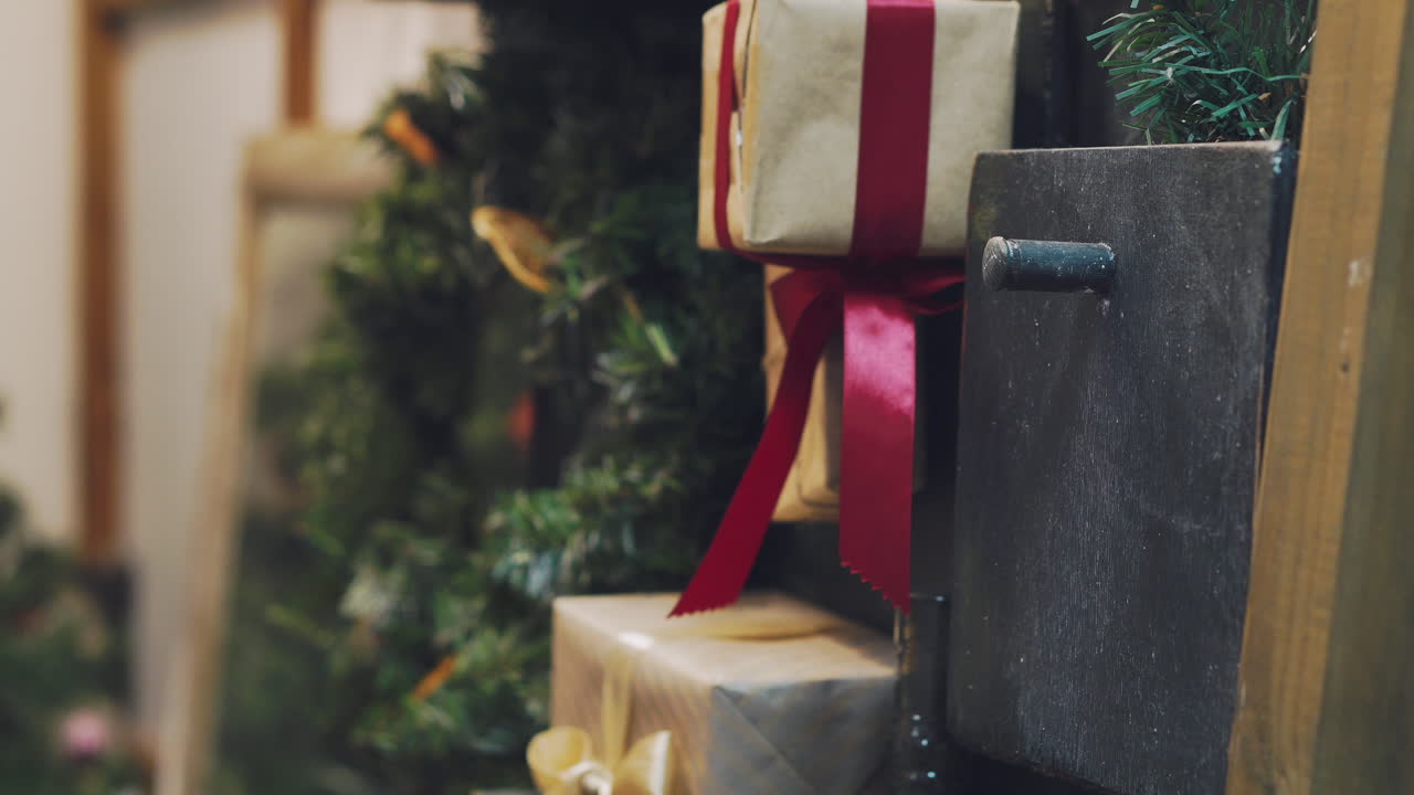 크리스마스와 새해 장식. 추상 흐리게 나뭇잎 휴가 배경. 깜박이는 화환. 크리스마스 트리 조명이 반짝인다.