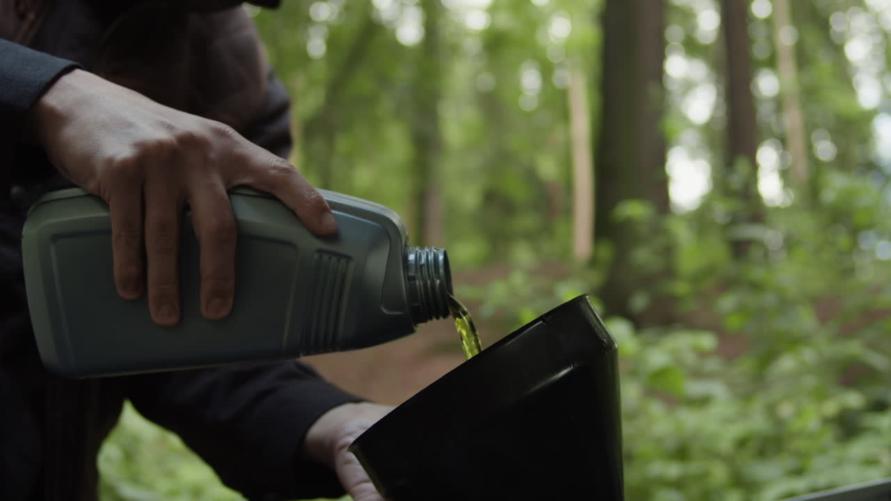 vertiendo aceite de motor en un coche