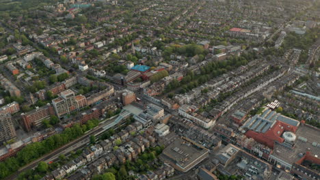 Toma-Aérea-Circular-Ascendente-Sobre-La-Estación-De-Tren-De-Putney