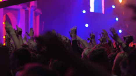 Cientos-De-Personas-Emocionadas-Bailando-En-El-Concierto-Con-Luces-Brillantes-Del-Escenario.