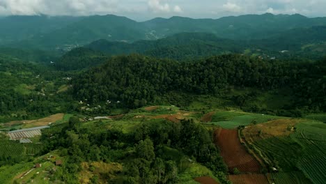 4K-Filmische-Naturluftaufnahmen-Einer-Drohne,-Die-An-Einem-Sonnigen-Tag-über-Die-Wunderschönen-Berge-Von-Mon-Jam-Neben-Chiang-Mai,-Thailand-Fliegt