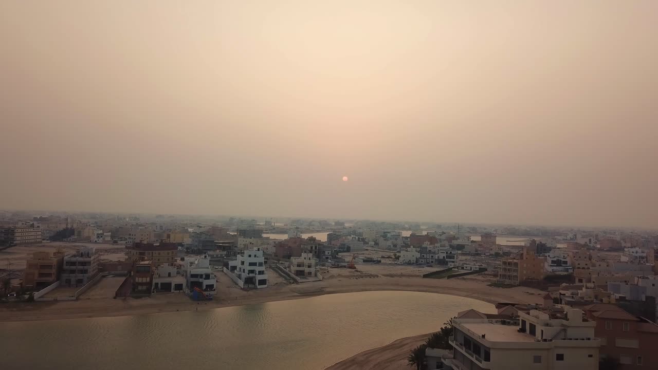Vista aerea al tramonto della laguna di Al Khiran e delle case fronte mare in una zona costiera in crescita del Kuwait.