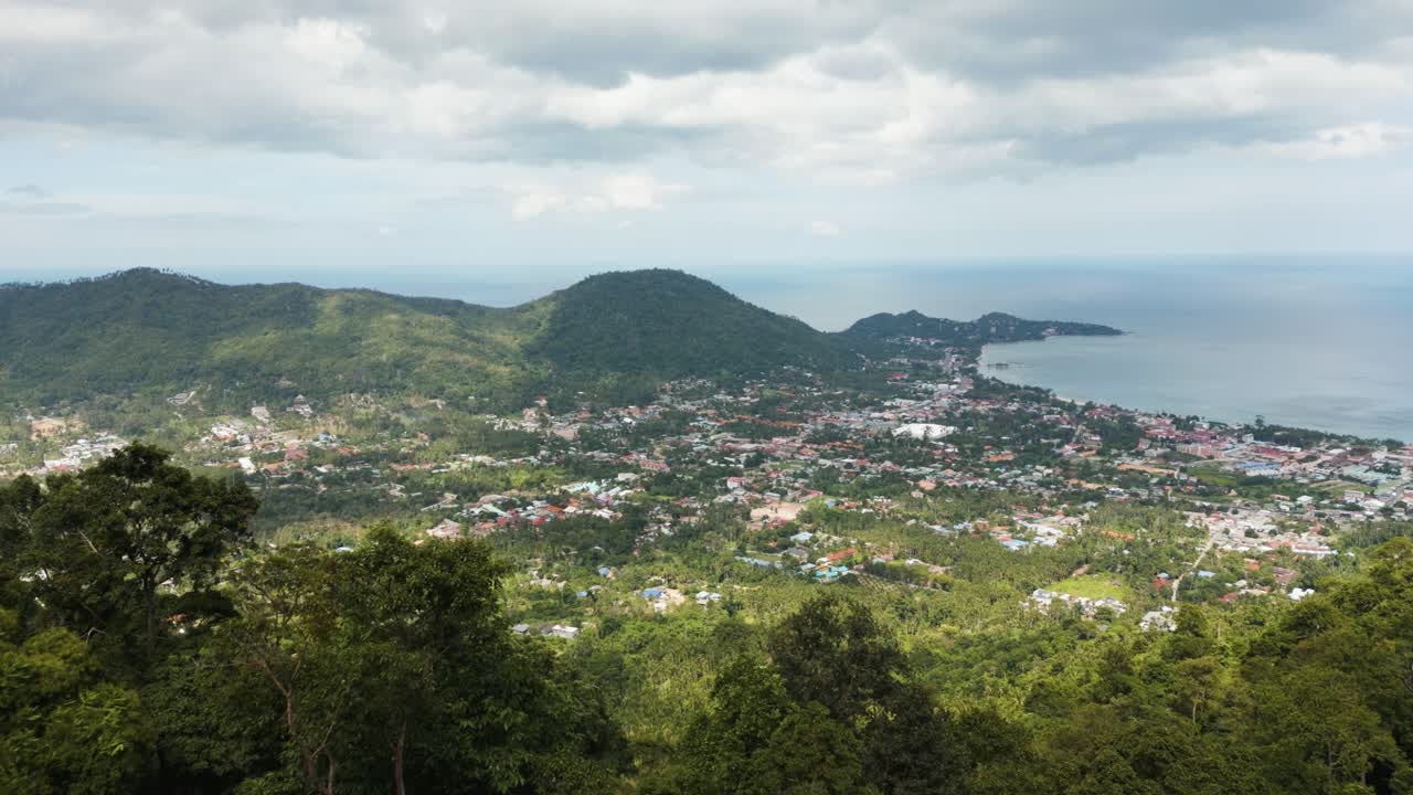 Bãi biển Lamai Koh Samui được bao quanh bởi rừng xanh tươi tốt và núi, Du lịch Thái Lan