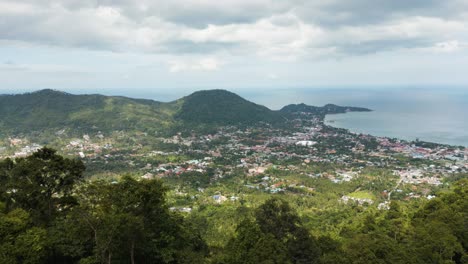 la playa de lamai koh samui rodeada de exuberante selva verde y montañas, turismo de tailandia