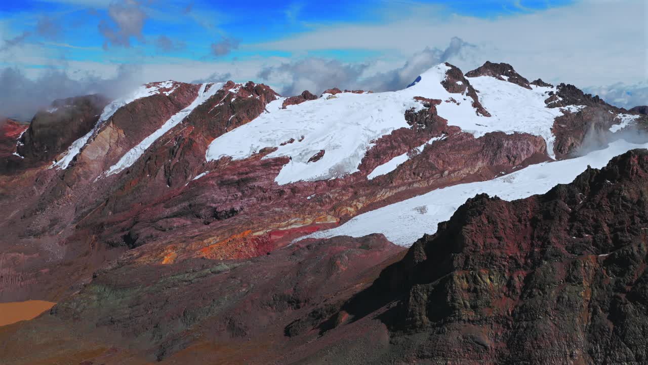 Trekking Hutun Ritty Glacier Rainbow Mountain Ausangate Glaciar del Nevado Inca Vinicunca Perù Perú, ripresa aerea con drone, mattina soleggiata, cielo blu, nuvole mattutine, Ande peruviane innevate, Red Valley, movimento in avanti