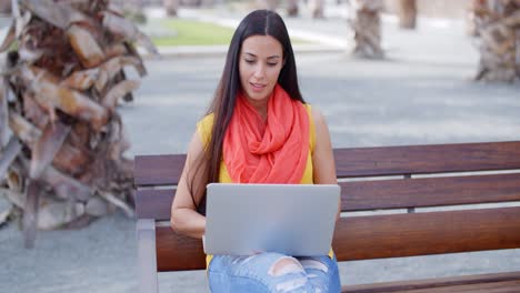 mujer de moda colorida trabajando en una computadora portátil
