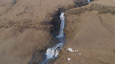 Vista-Aérea-En-órbita-Cascada-Gluggafoss-En-El-Sur-De-Islandia