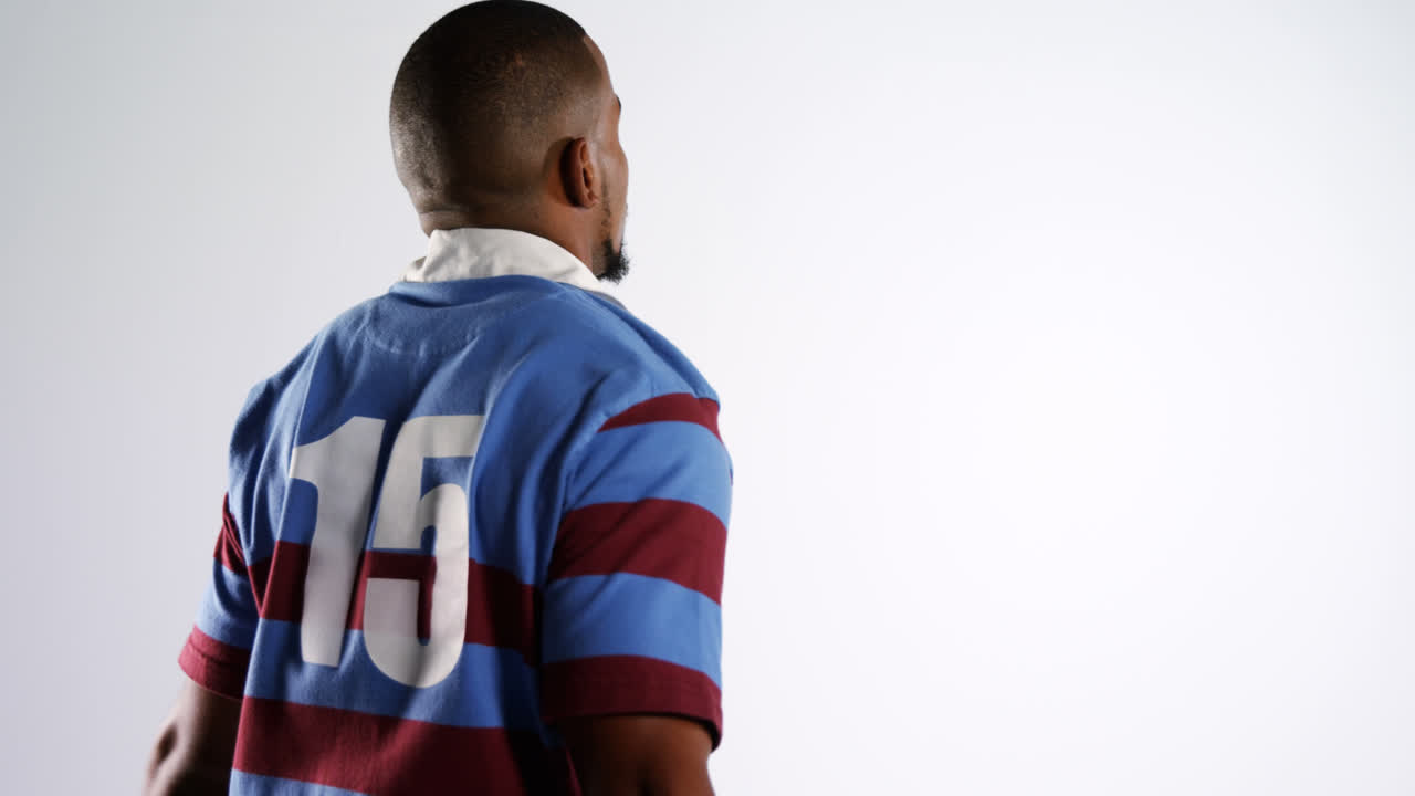 hombre musculoso flexionando sus músculos