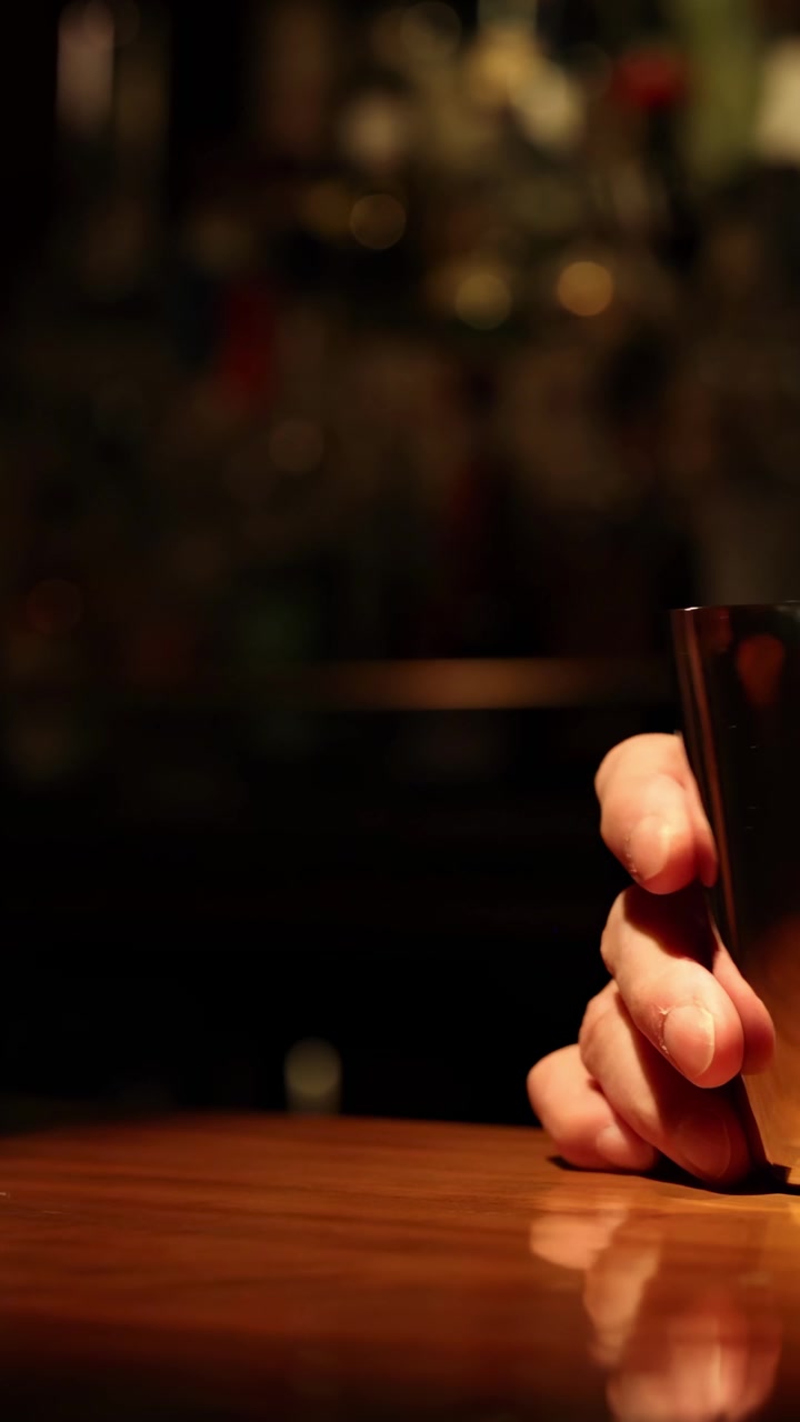 Sequenza di un barista che prepara un drink
