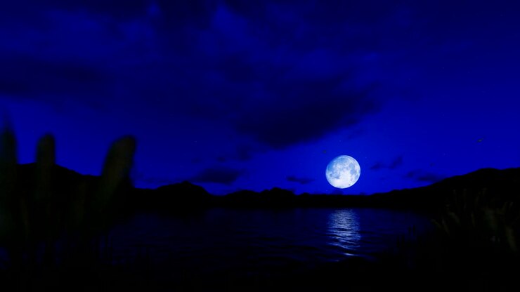 Bellissimo laghetto da pesca circondato da montagne con luna piena contro un cielo stellato, 4K