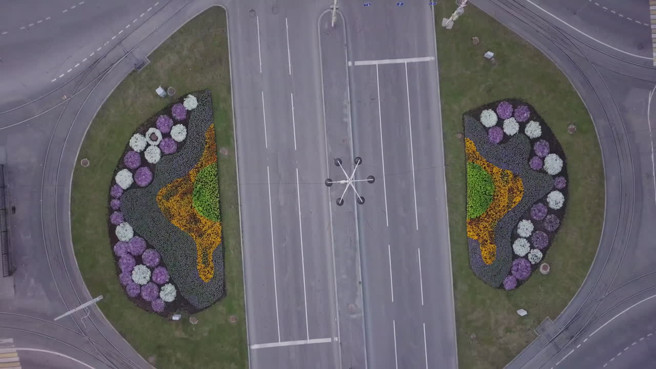 꽃 장식 을 가진 도시 둥근 교차로 의 공중 풍경