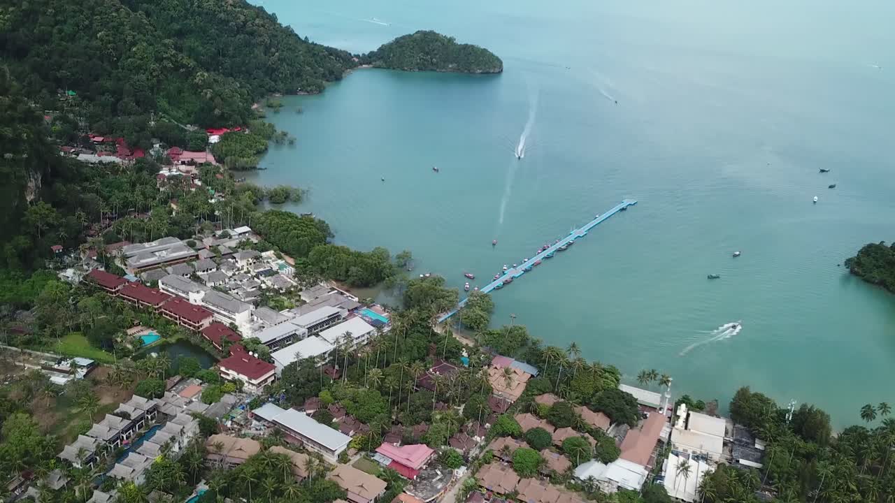 vista aérea del muelle y complejos hoteleros en la exótica playa tropical y la isla, railay, krabi, tailandia