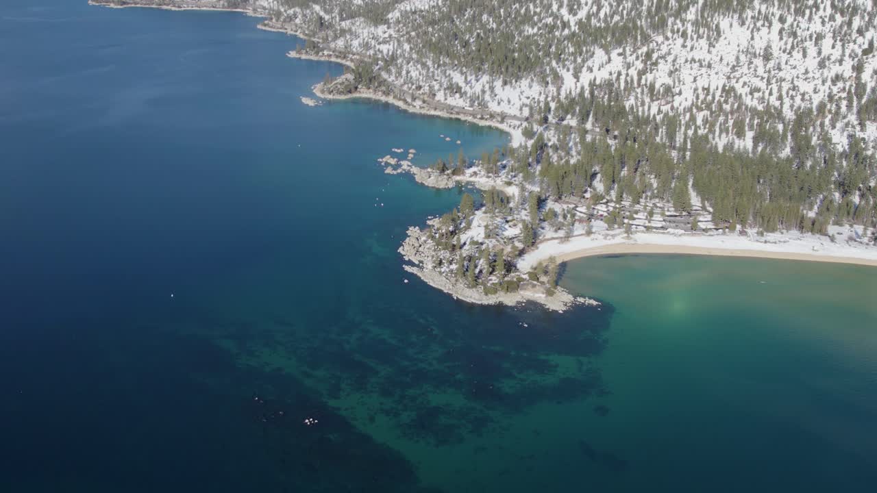 Kış mevsiminde Kaliforniya, Tahoe Gölü üzerinde yüksekten uçan, 4K drone çekimi.