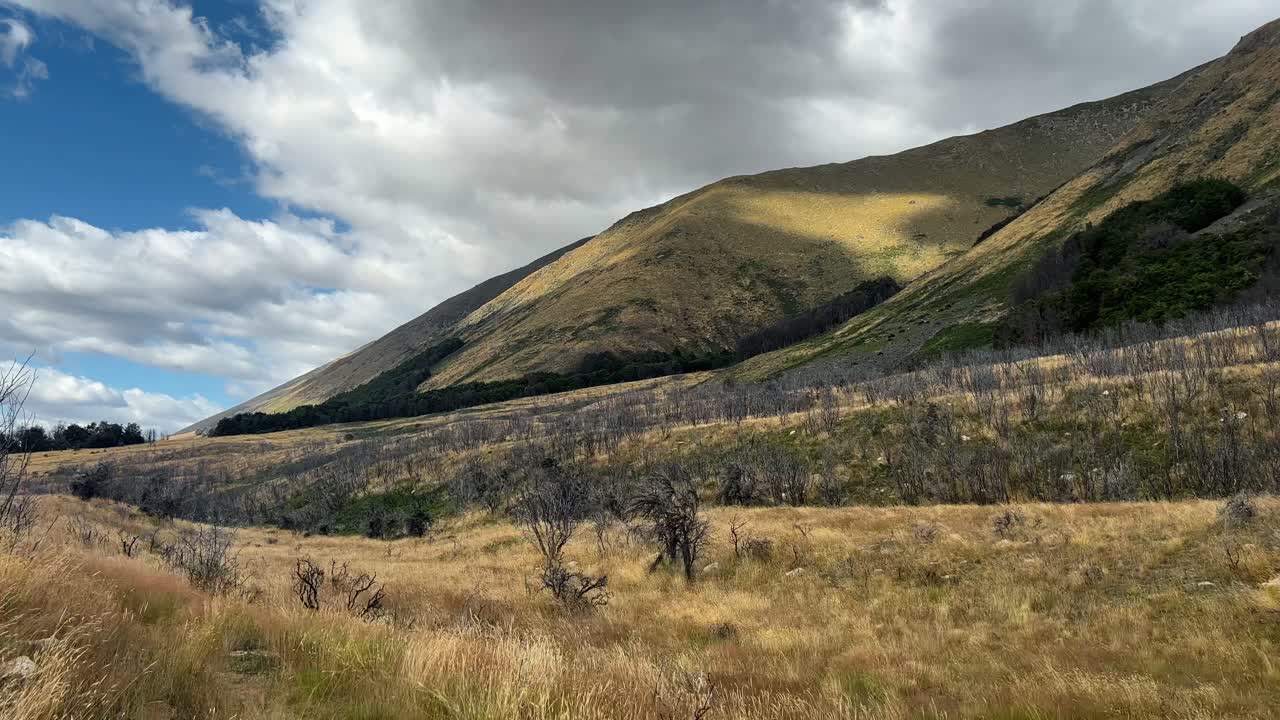 impresionantes colinas y llanuras azotadas por el viento cerca del lago ohau, nueva zelanda