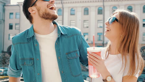 pareja feliz al aire libre