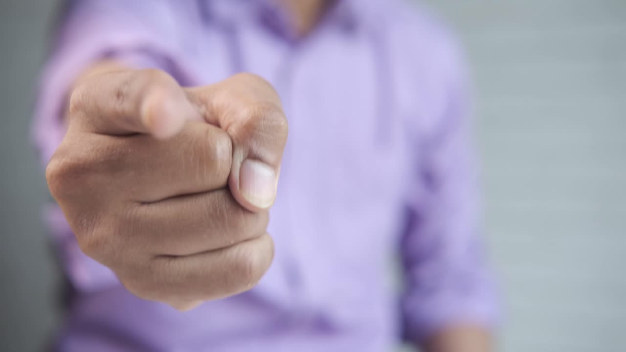 человек, указывающий пальцем