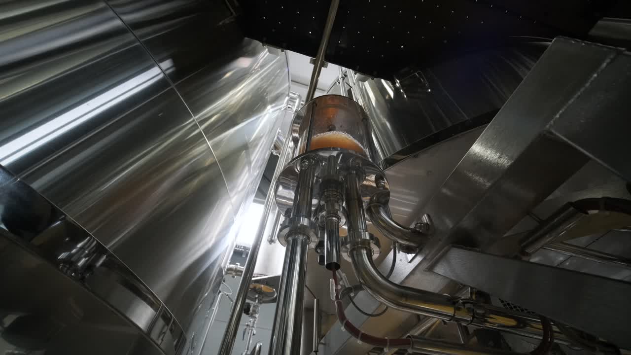 cervecería artesanal moderna. producción de cerveza artesanal. equipo moderno en la cervecería, tanques metálicos, producción de bebidas alcohólicas