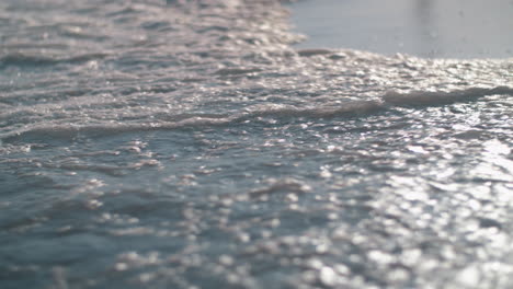 las olas del mar lavando la orilla