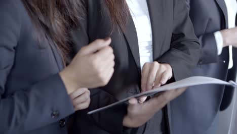 mujeres de negocios serias discutiendo contratos
