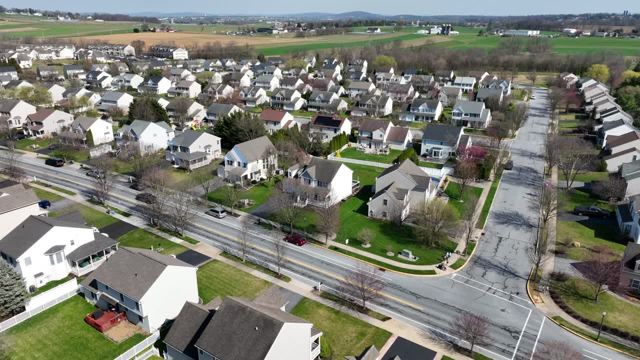 Auto all'incrocio in nuove abitazioni residenziali in un sobborgo americano