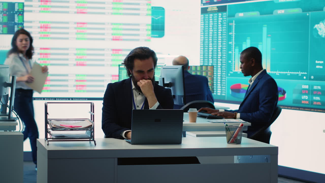 oficial ejecutivo que analiza infografías sobre ventas para evaluar la oferta y la demanda