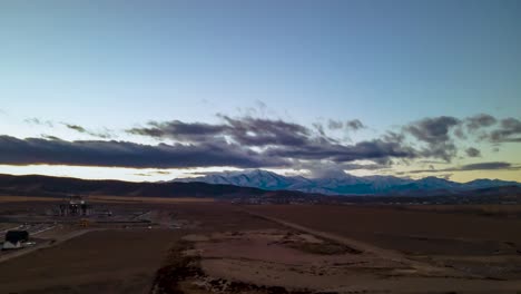 Paisaje-Nublado-Colorido-Sobre-Las-Montañas-Nevadas-Distantes---Hiperlapso-Aéreo