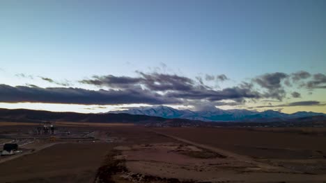 paisaje nublado colorido sobre las montañas nevadas distantes - hiperlapso aéreo