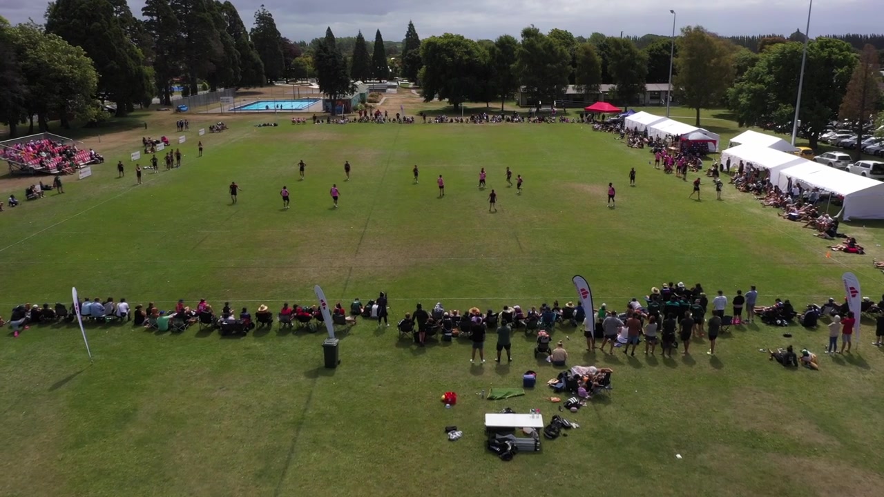 Drone flyver op til en kamp i touch rugby med publikum.