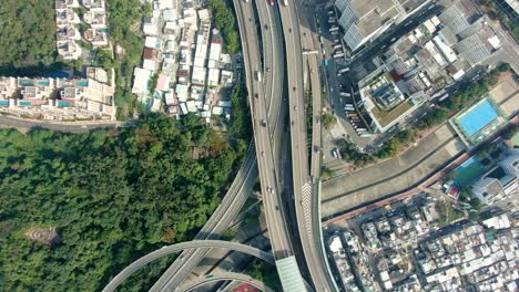 rascacielos del centro de la ciudad de hong kong y tráfico urbano, vista aérea