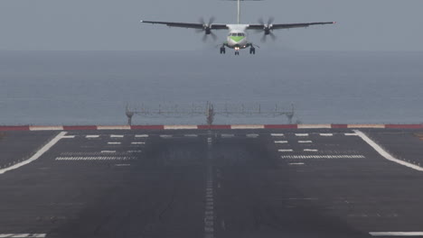 avión de pasajeros que se dirige al aterrizaje