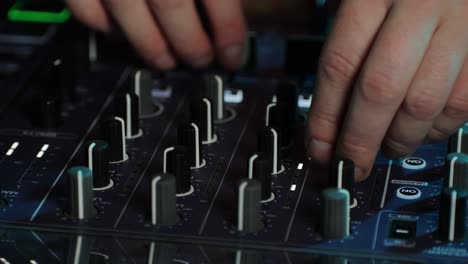 dj mezclando musica