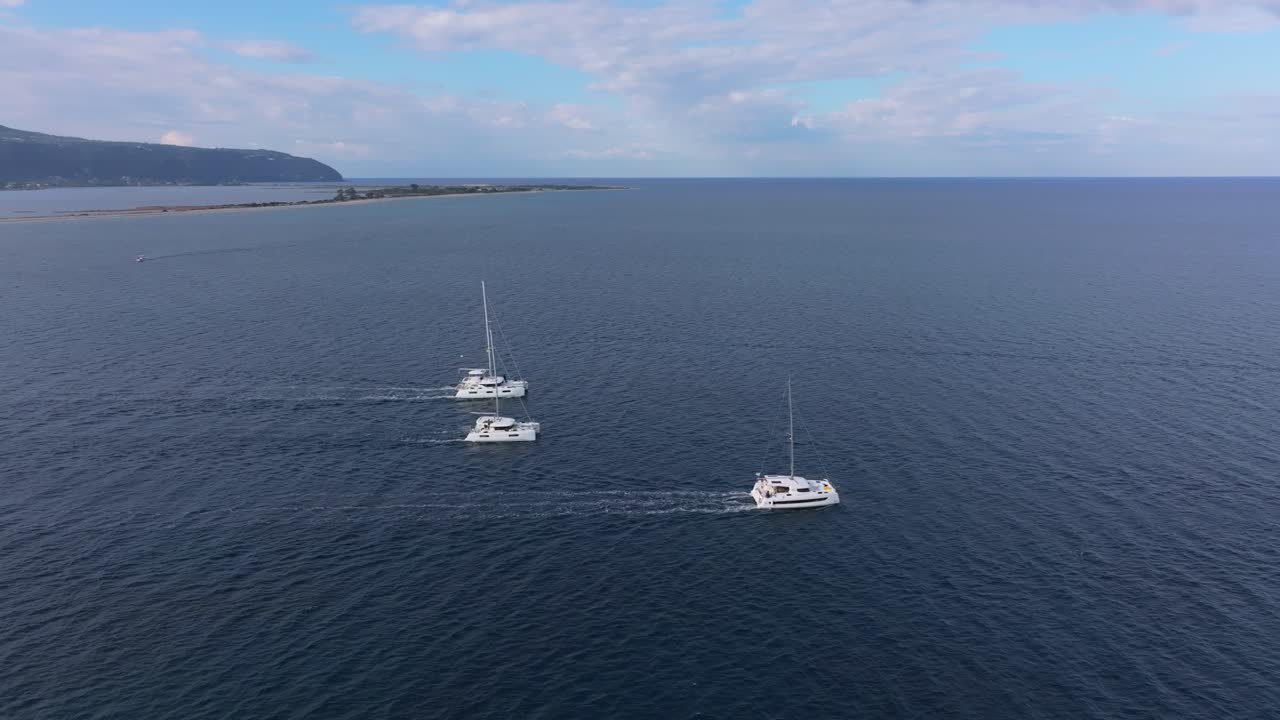 Veduta diurna con drone di barche a vela su acque tranquille, Grecia