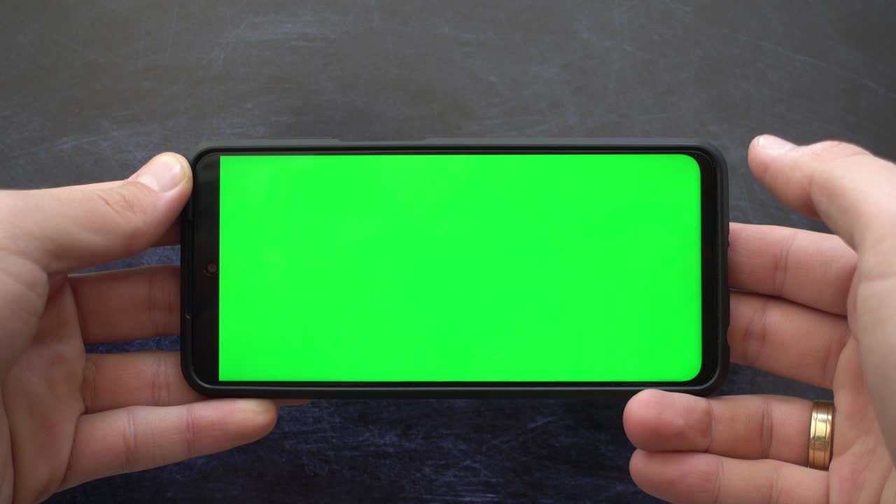 현대적인 스마트폰을 사용하는 젊은 남성: 텍스트와 디자인을 위한 공간이 있는 녹색 화면 휴대전화; 모바일 앱 광고