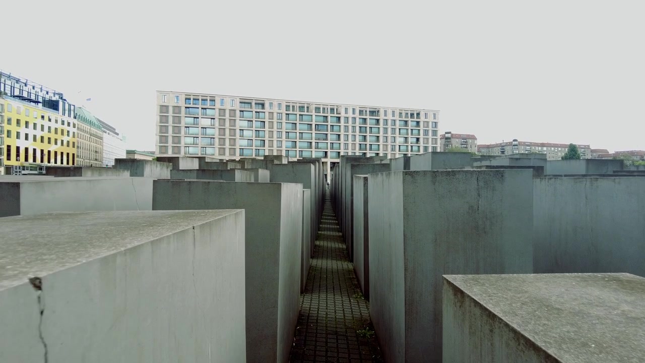 entrando al Monumento al Holocausto en Berlín, Alemania